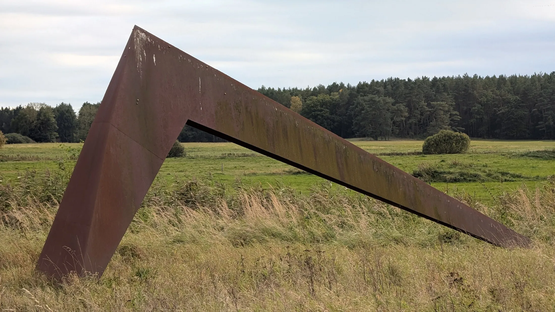 Loma (2024), Acero corten patinado, 210 x 160 x 40 cm. Obra de muestra.