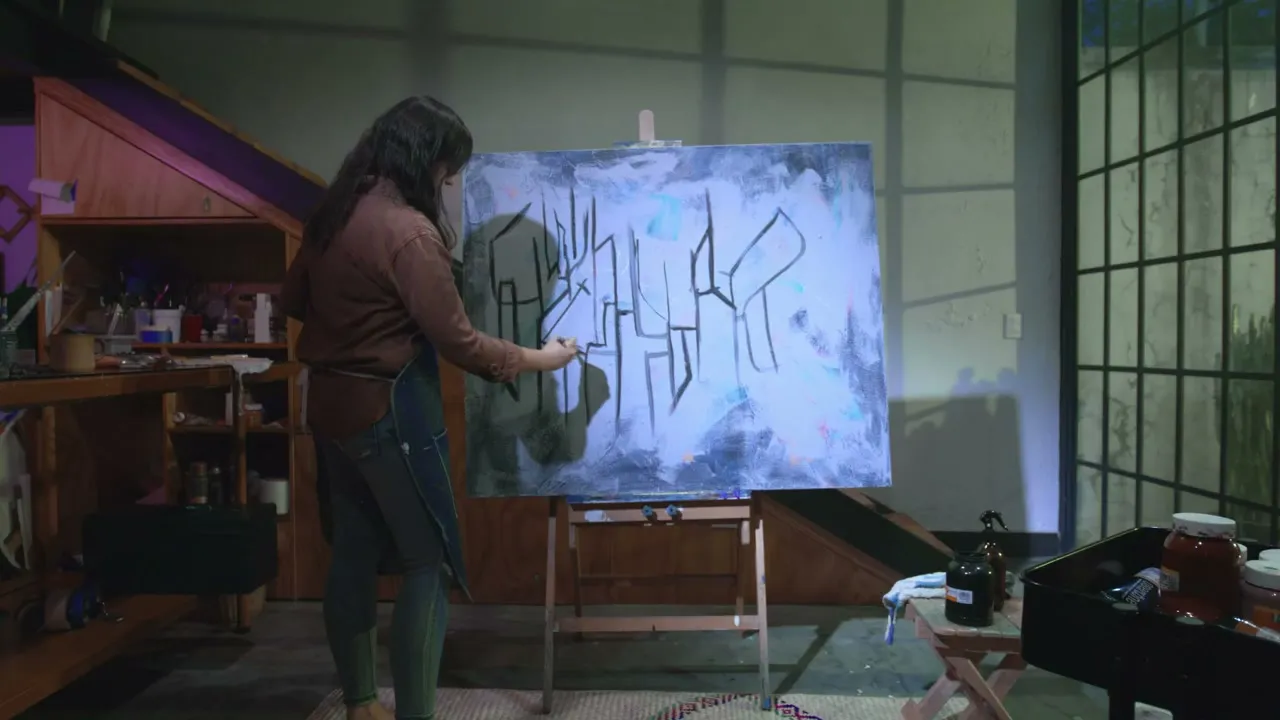 La artista pintando un lienzo abstracto en su taller (video de muestra)